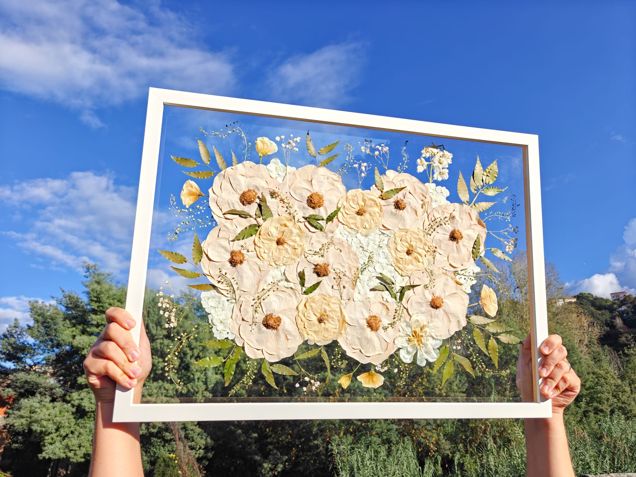 Quadro de flores prensadas emoldurado com vidro museu anti-UV numa parede clara