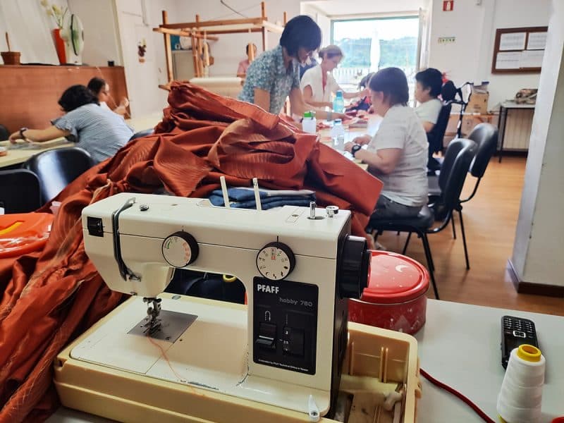 Utentes da Oficina de Tecelagem de Almalaguês e Costura da APCC Coimbra a produzir as embalagens para a Flores à Beira-Rio